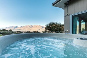 Outdoor spa tub - Cycle, fish, ski and relax. (Lake Ohau)