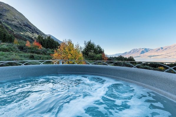 Outdoor spa tub - Cycle, fish, ski and relax. (Lake Ohau)