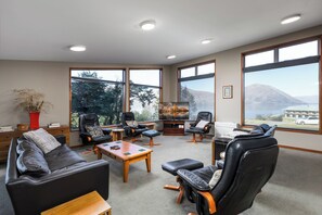 Interior - Cycle, fish, ski and relax. (Lake Ohau)