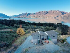 Exterior - Cycle, fish, ski and relax. (Lake Ohau)