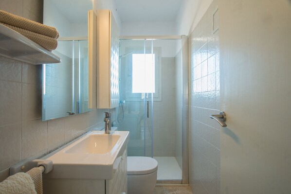 Shower, hair dryer, towels - Villa Teranga - PlusHolidays (Calpe)