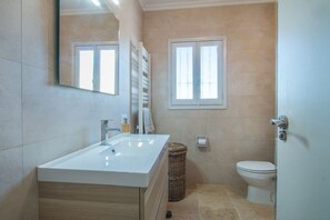 Shower, hair dryer, towels - Villa Teranga - PlusHolidays (Calpe)