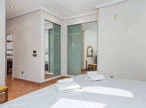 3 dormitorios, tabla de planchar con plancha, wifi gratis y ropa de cama