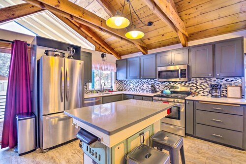 McCall Retreat w/ Hot Tub - 1/2 Mi to Downtown!