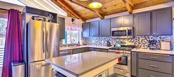 McCall Retreat w/ Hot Tub - 1/2 Mi to Downtown!