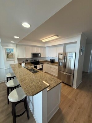 Kjøleskap, mikrobølgeovn, ovn og kokeplater