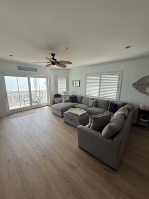 TV, bøker og stereoanlegg