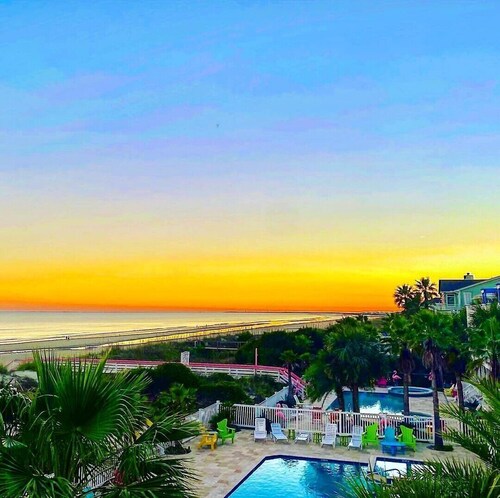 Oceanfront, Spacious Condo w/ Breathtaking Ocean Views! Community Pool & Elevator!