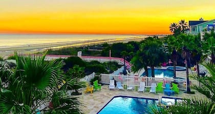 Oceanfront, Spacious Condo w/ Breathtaking Ocean Views! Community Pool & Elevator!
