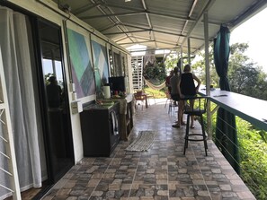 Outdoor dining - Fresh air,hot shower & wifi, along The Pacific Coast with a great view (Ciudad Cortes)