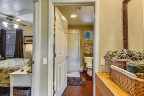2 chambres, fer et planche à repasser, Wi-Fi, draps fournis
