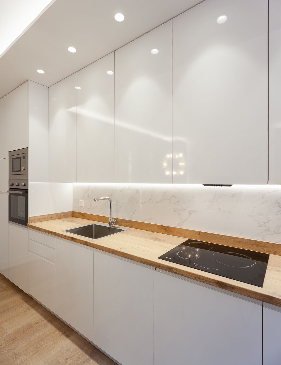 Frigorífico, microondas, horno y placa de cocina