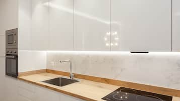 Frigorífico, microondas, horno y placa de cocina