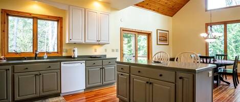 Réfrigérateur, un four, surface de cuisson, lave-vaisselle