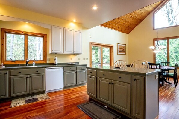 Fridge, oven, stovetop, dishwasher