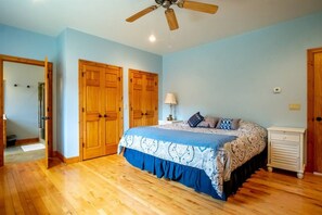 4 bedrooms, desk, WiFi (free), bed sheets