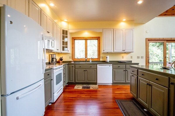 Fridge, oven, stovetop, dishwasher