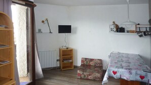Living area - Cozy studio for 4 with ski-in/ski-out access (Les Orres)