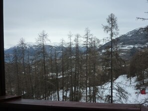 View from property - Cozy studio for 4 with ski-in/ski-out access (Les Orres)