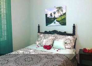 4 bedrooms, iron/ironing board, WiFi, bed sheets - Jamaican Villa. Gated driveway. Total privacy for1 to 8 guest. Beach 1 mile. (St Ann, Runaway Bay)