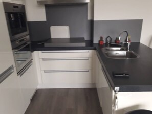 Geladeira, micro-ondas, fogão, cooktop