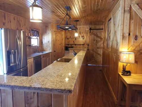 Hillside Lodge sijaitsee kauniilla Hocking Hills -alueella Ohiossa!