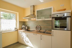 Fridge, microwave, oven, dishwasher - Vacation home with terrace on Heideweg - Holiday home Fritz with terrace (Baabe)