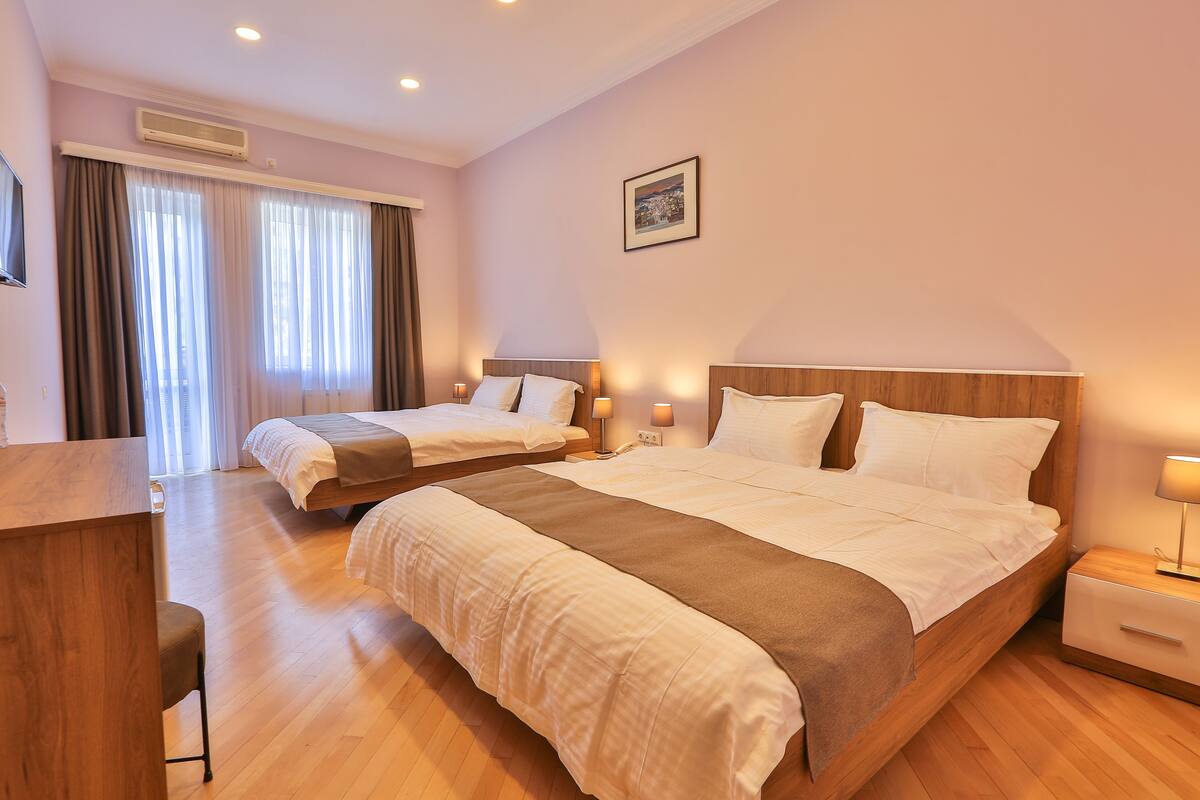 Bộ đồ giường cao cấp, chăn bông, nệm Select Comfort, minibar