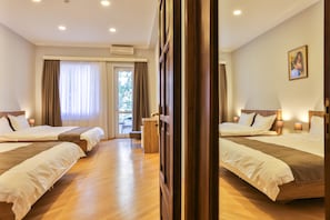 Phòng đôi Deluxe, ban công | Bộ đồ giường cao cấp, chăn bông, nệm Select Comfort, minibar