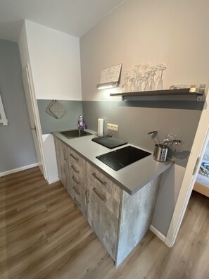 ثلاجة، موقد طهي مسطح، ماكينة لصنع القهوة/الشاي، غلّاية كهربائية