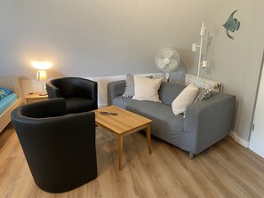 Fernseher, Tischfußball, Tischtennisplatte