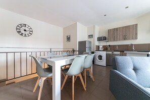 Fridge, microwave, oven, stovetop - T2 MODERN HISTORIC AREA NEAR THE CENTER (Arles)