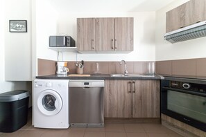Fridge, microwave, oven, stovetop - T2 MODERN HISTORIC AREA NEAR THE CENTER (Arles)