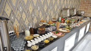 بوفيه فطور مجانًا يوميًا