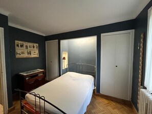 4 slaapkamers, een strijkplank/strijkijzer, wifi