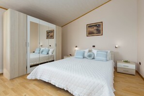4 bedrooms, iron/ironing board, WiFi