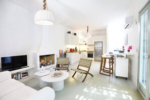 Televisión, chimenea y reproductor de DVD 