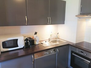 Jääkaappi, mikroaaltouuni, uuni, liesi