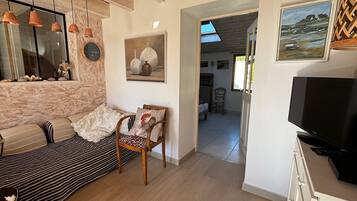 3 bedrooms, desk, iron/ironing board, travel crib