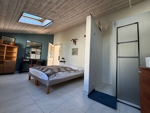 3 chambres, bureau, fer et planche à repasser, lit parapluie