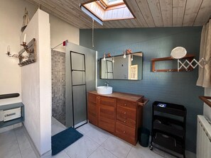 Dusche, Haartrockner, Seife, Toilettenpapier