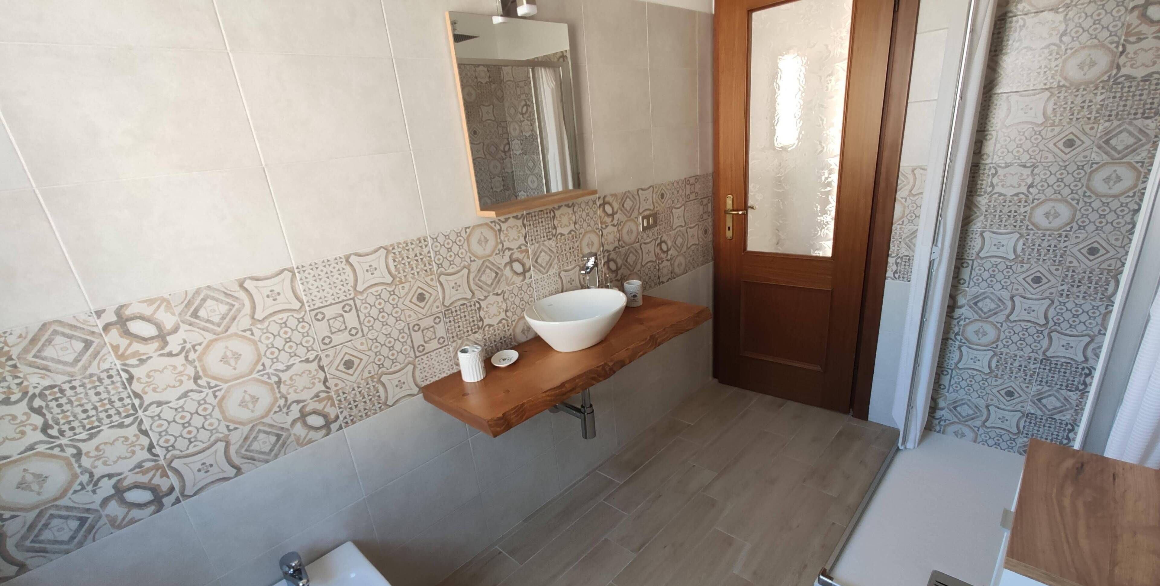 Ducha y bañera combinadas, bidé, toallas y jabón
