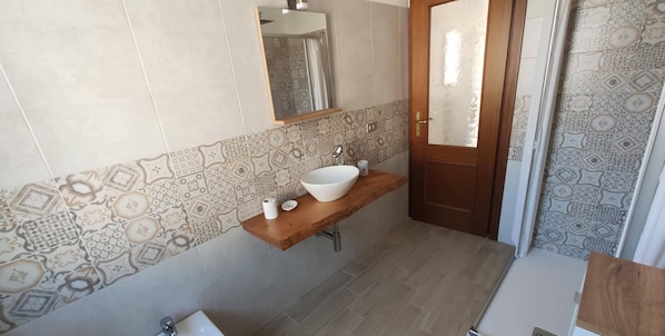 Combined shower/bathtub, bidet, towels, soap