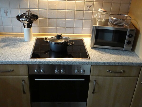 Micro-ondes, four, lave-vaisselle, chaise haute