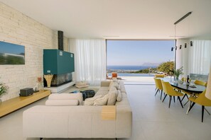 Smart TV, caminetto, tavolo da ping pong, libri