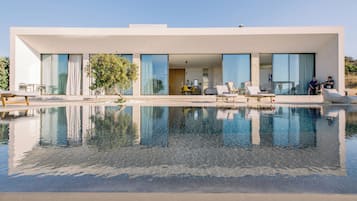 Piscine extérieure, piscine à débordement