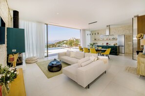 Smart TV, caminetto, tavolo da ping pong, libri