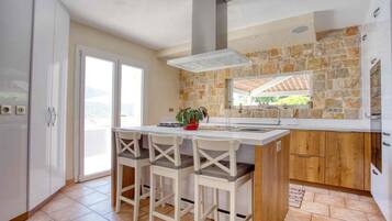 Køleskab, mikrobølgeovn, ovn, kogeplade