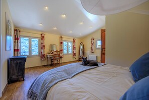 3 bedrooms, in-room safe, iron/ironing board, travel cot