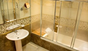 Deluxe Triple Room | Bathroom | Combined shower/tub, free toiletries, hair dryer, bidet - Horizon Nile Plaza (Cairo)